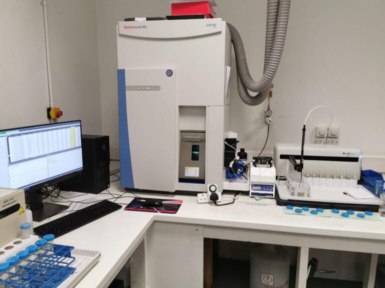 Analytical instrument with autosampler in the DUCOM laboratory